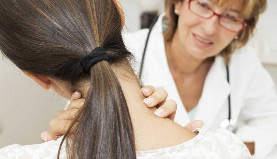Mediku batek osteokondrosia duen gaixo bat aztertzen du