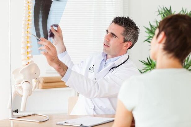 medikuak bizkarrezurraren kaltea erakusten du zerbikal-osteokondrosiaren ondorioz